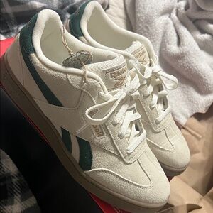 Reebok Low-Top Sneakers in Off-White with Dark Green Stripes